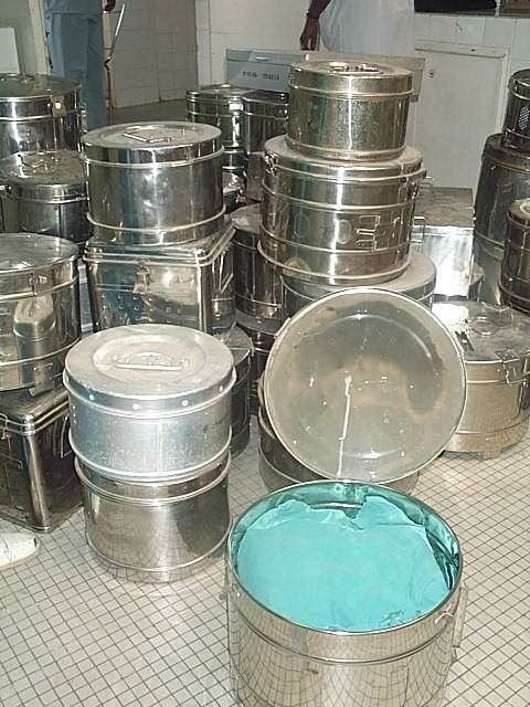 El ciclo del producto sanitario estéril - Empaquetado: Las bombonas o tambores de esterilización tan solo son adecuados para ofrecer una protección mecánica adicional. (embalaje secundario).